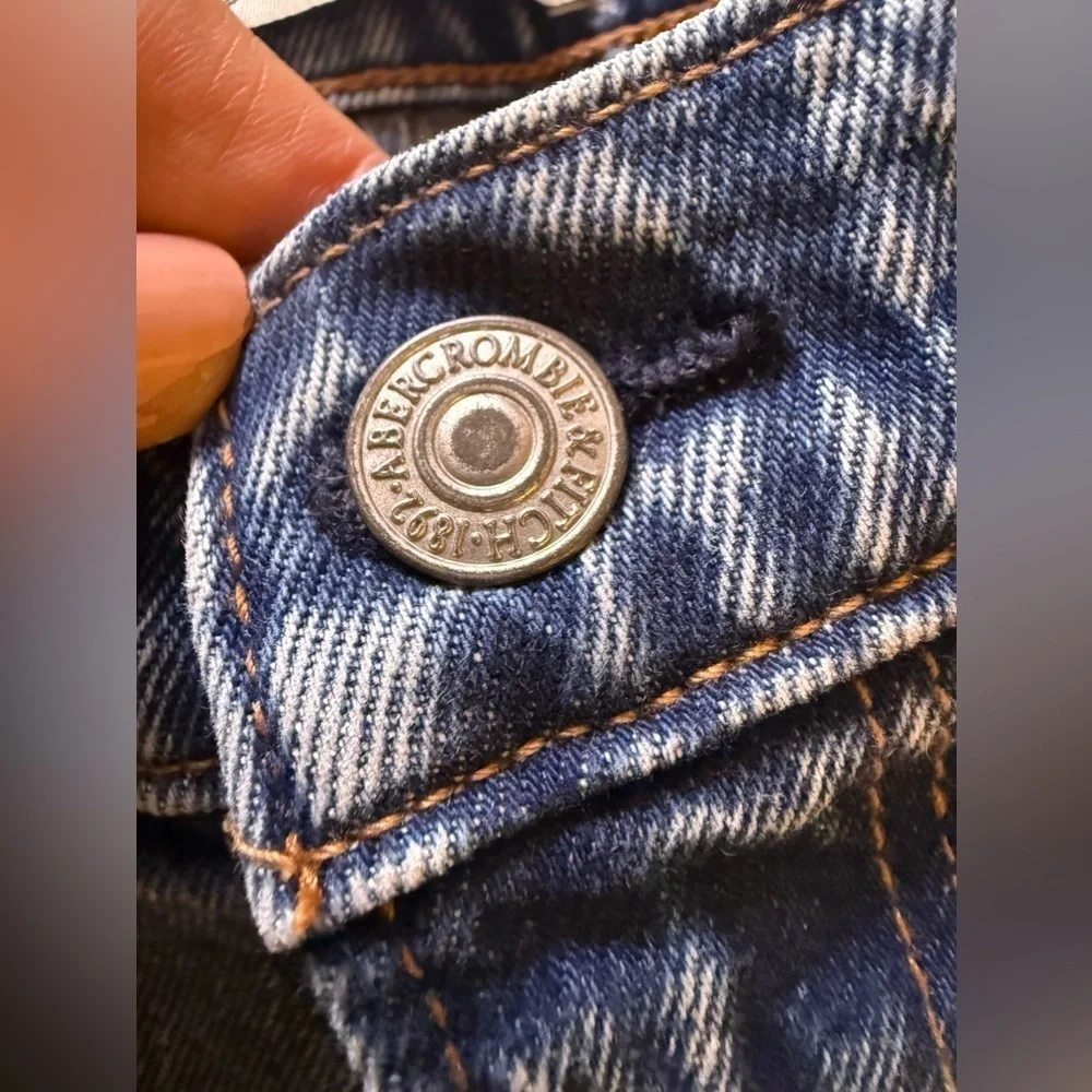 Abercrombie & Fitch The Mom High Rise Blue Jeans Distress Size 28/ 6L Pocket Zip